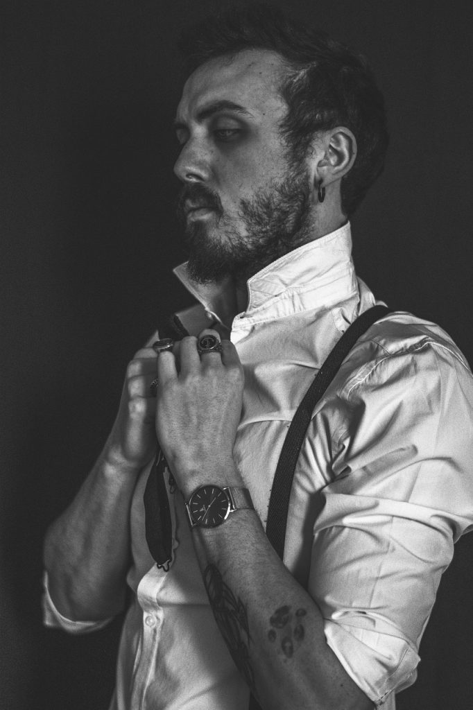 공연 남자배우의 의상 디자인