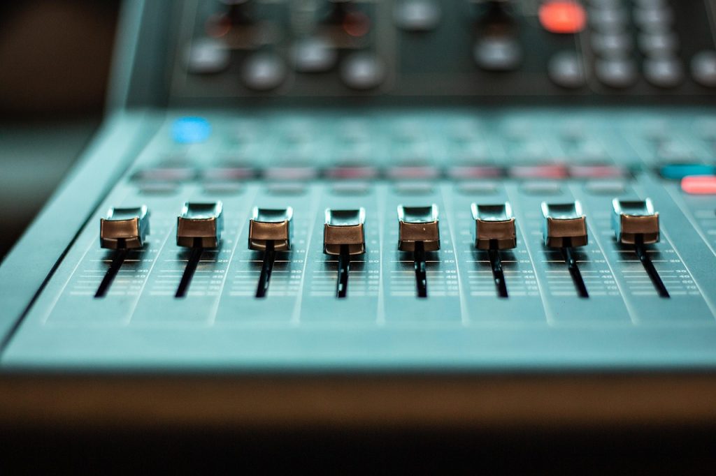 음향디자이너가 사용하는 콘솔 모습